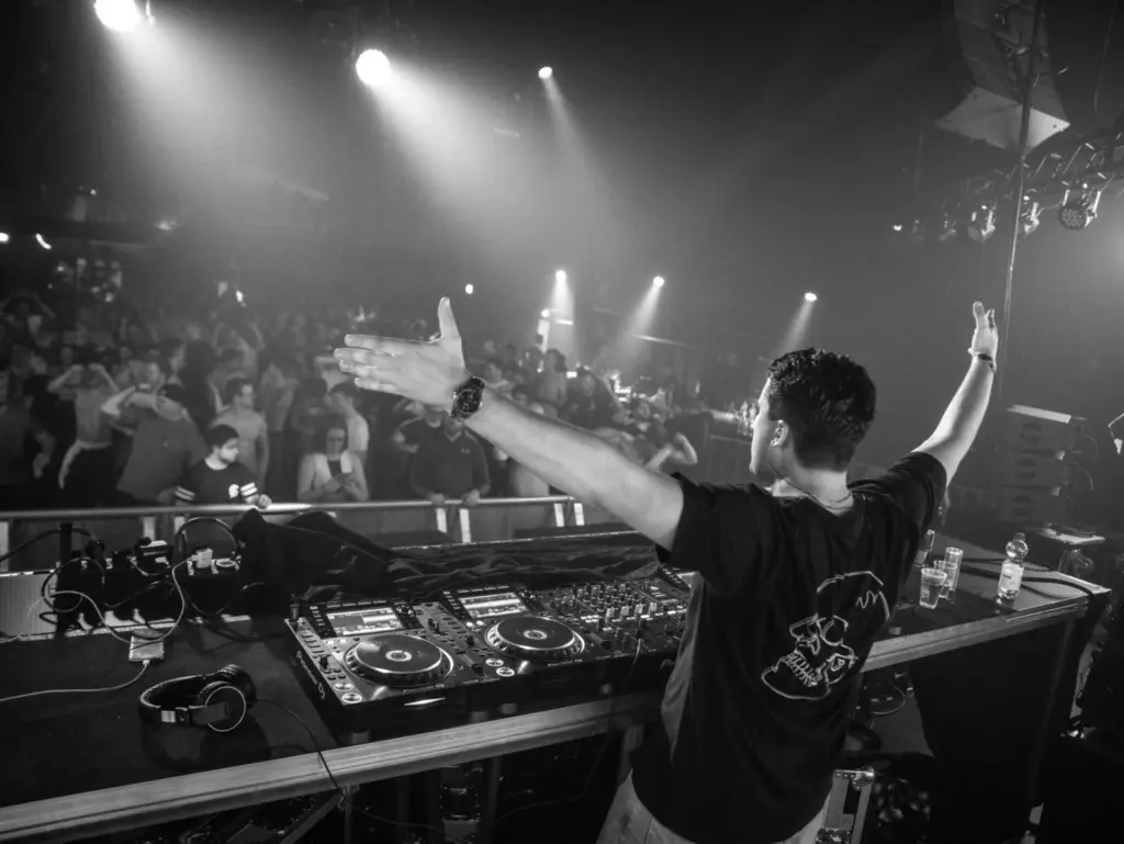 Aversion preforming for a crowd